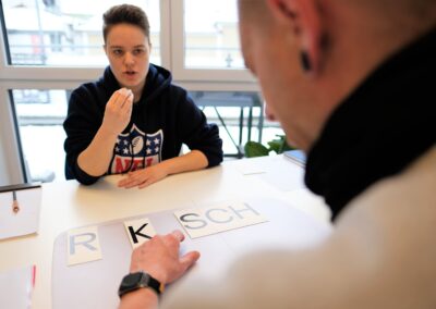Klient übt Aussprache mit Logopäden